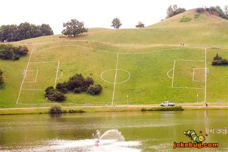 Funny Picture - Sports Jokes funny pictures - Hard Soccer