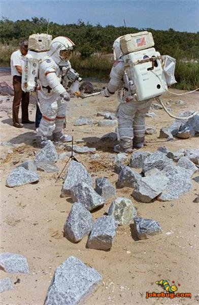 Funny Picture - Misc Jokes funny pictures - Man in the moon?